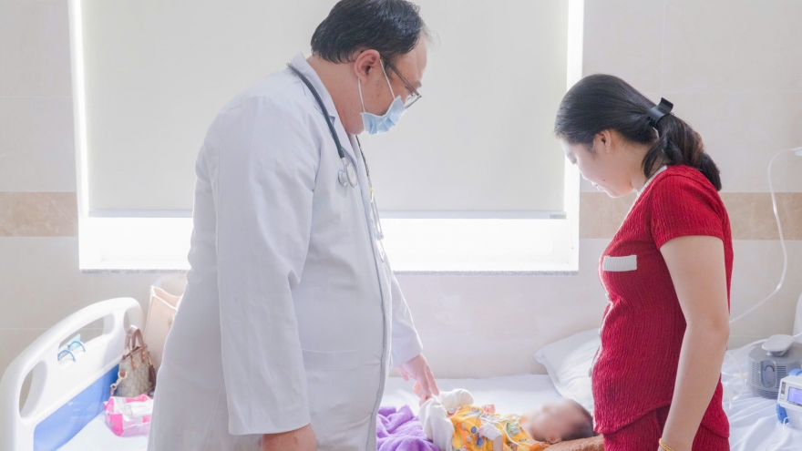 Cứu sống bé trai 7 tháng tuổi suy hô hấp nặng ở Cần Thơ