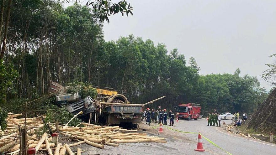 Quảng Bình: 2 xe tải đối đầu, 2 người chết, 1 người bị thương