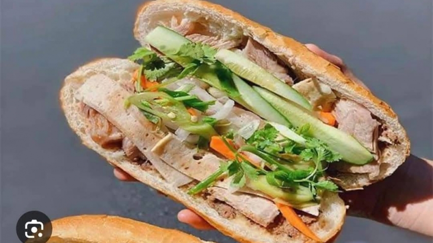 TP.HCM: 37 người nhập viện sau khi ăn bánh mì