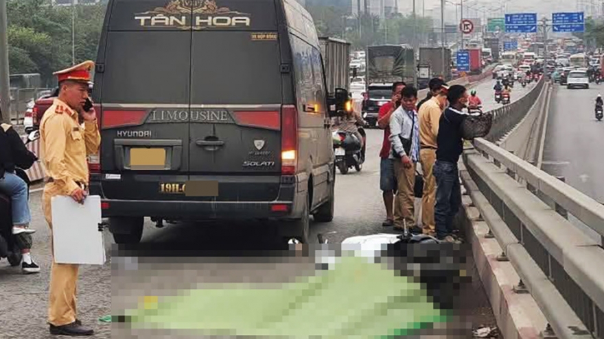 Va chạm với ô tô trên cầu vượt Mai Dịch, nữ tài xế xe ôm công nghệ tử vong