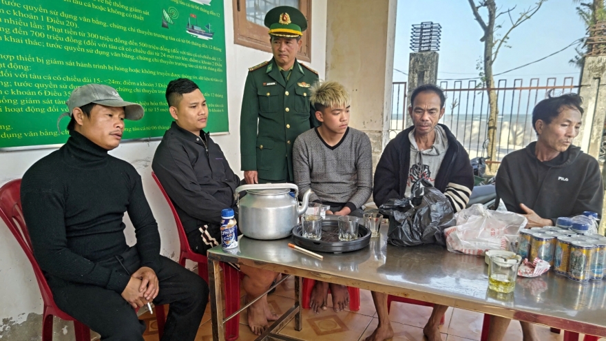 Tàu cá Quảng Bình bị chìm, 1 ngư dân mất tích