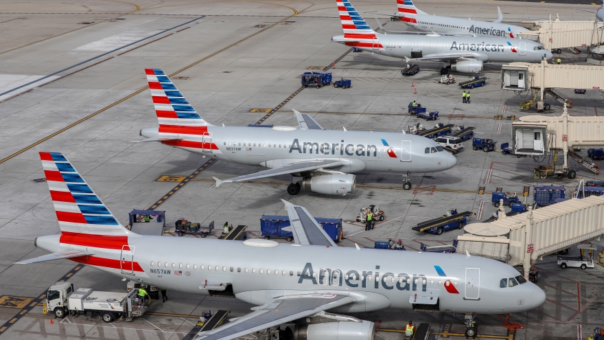Động cơ máy bay phản lực của American Airlines bốc cháy sau khi hạ cánh