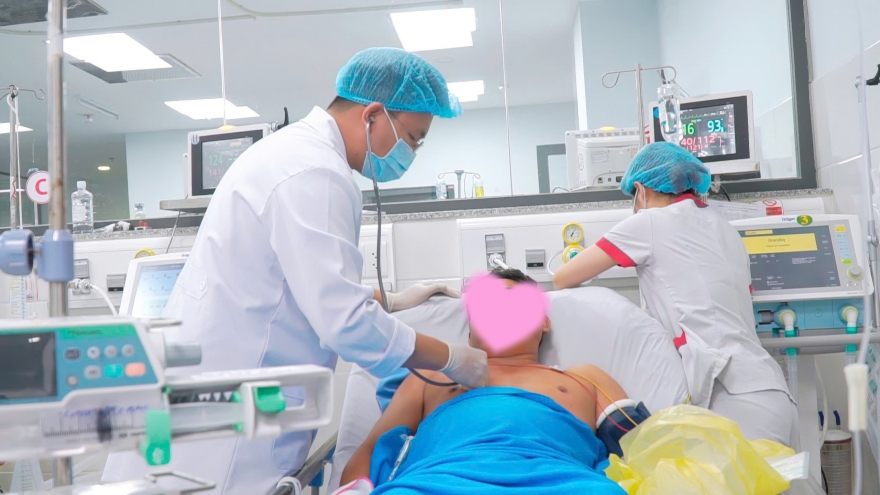 Cứu sống tài xế ngưng tim ngã gục trên vô lăng