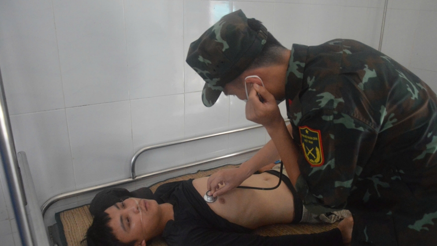 Bệnh xá đảo Song Tử Tây cấp cứu ngư dân bị viêm phổi