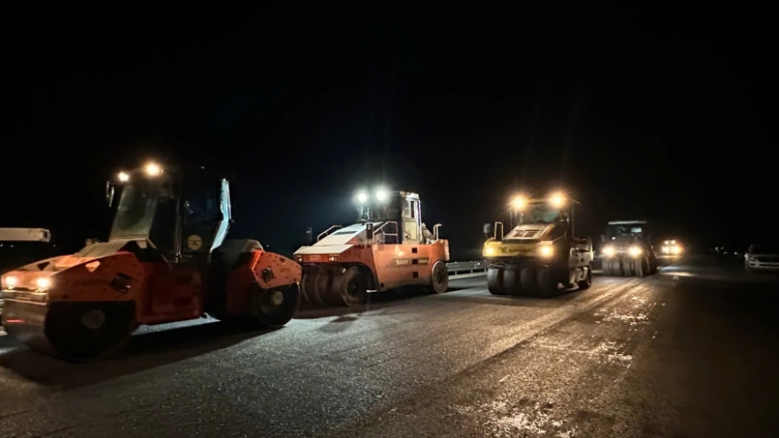 Thi công xuyên đêm, phấn đấu đưa cao tốc qua Hà Tĩnh về đích 30/4