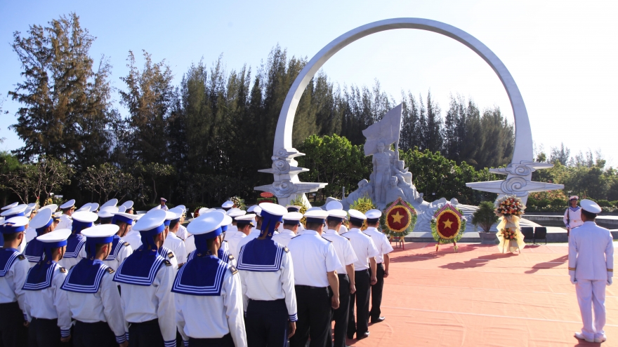 Bộ Tư lệnh Vùng 4 Hải quân dâng hương tưởng niệm chiến sĩ Gạc Ma