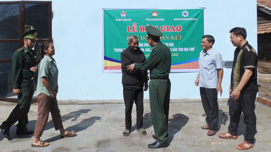 Bộ đội biên phòng giúp dân xây những ngôi nhà vững chãi trên biên giới Kon Tum