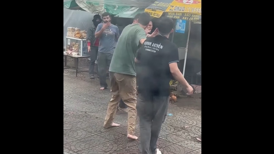 Nhân viên nhà xe ở Quảng Bình ẩu đả với khách nước ngoài