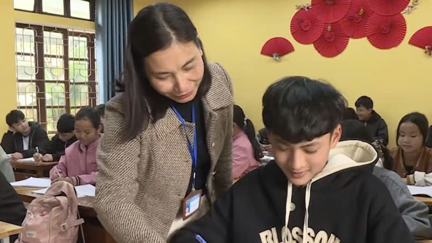 Giáo viên trường miền núi tỉnh Nghệ An dạy ôn miễn phí cho học sinh