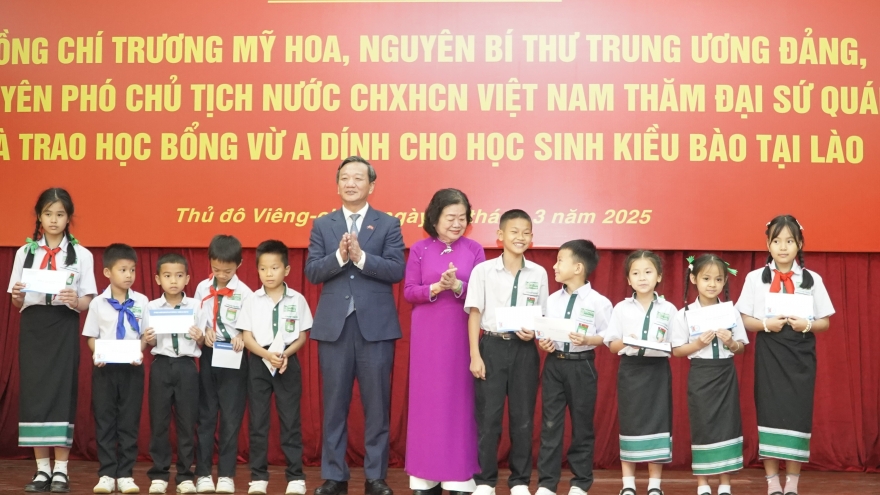 Trao 100 suất học bổng Vừ A Dính cho con em kiều bào tại Lào