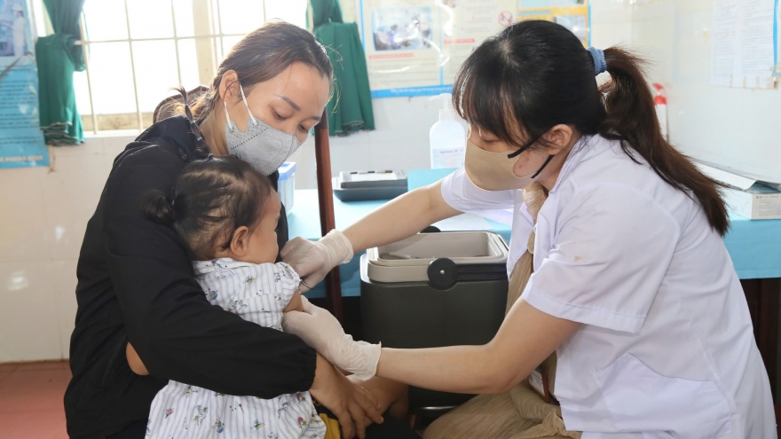 Đắk Lắk triển khai tiêm phòng sởi cho hơn 42.000 trẻ em
