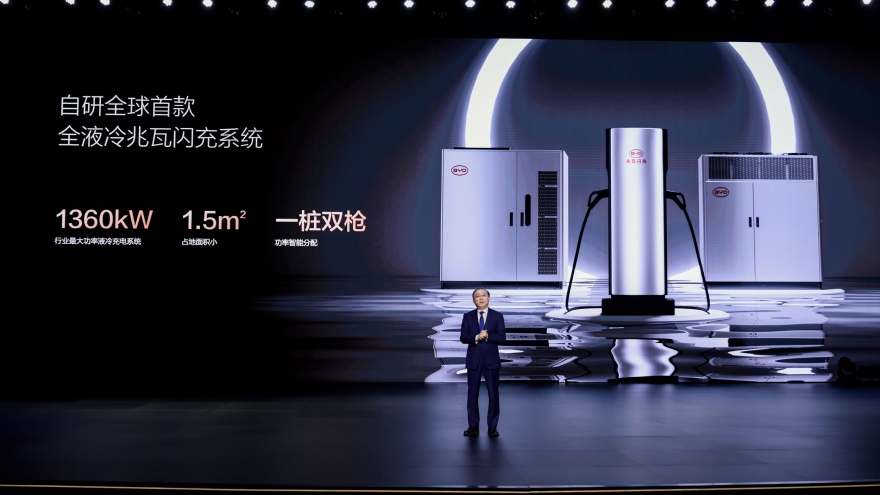 BYD giới thiệu công nghệ sạc nhanh cho xe điện, 5 phút đi được 400 km