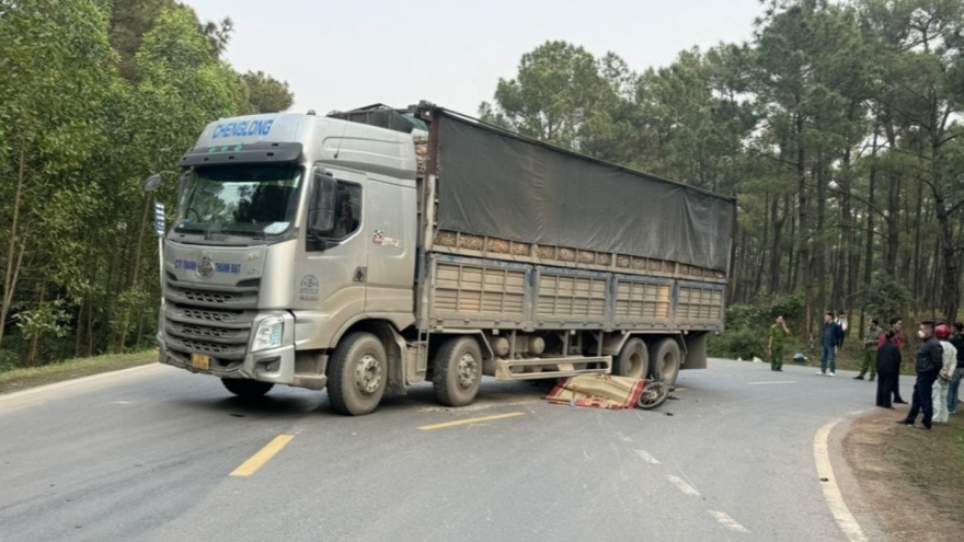 Quảng Bình: Đi xe máy chở 3 va chạm với xe tải, 1 học sinh tử vong