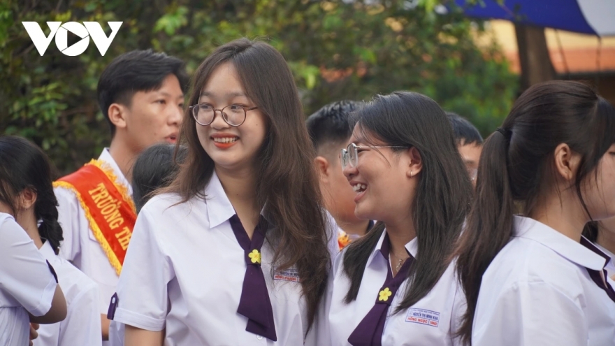 Miễn học phí góp phần tăng chất lượng giáo dục nhưng cần kiểm soát "phụ phí"