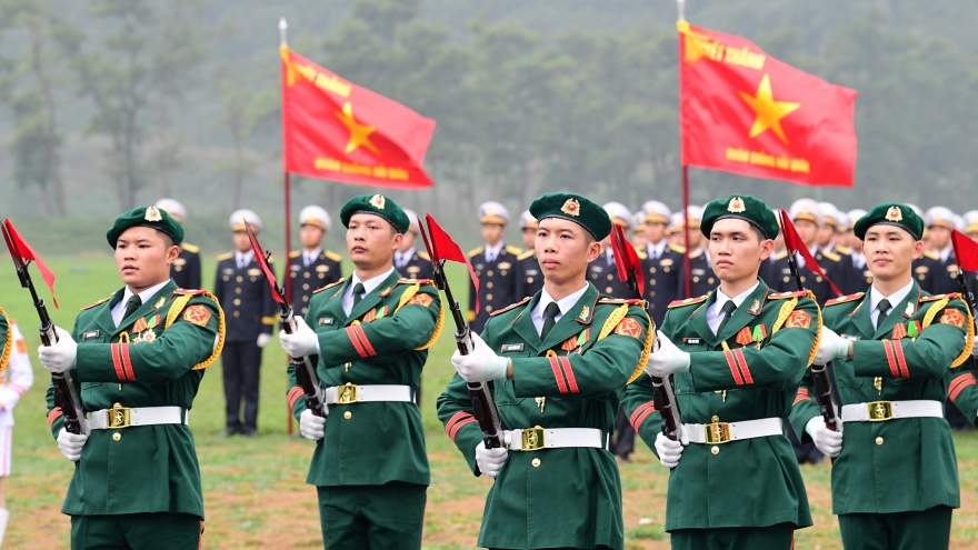 Bộ đội múa súng, hợp luyện diễu binh kỷ niệm 50 năm Giải phóng miền Nam