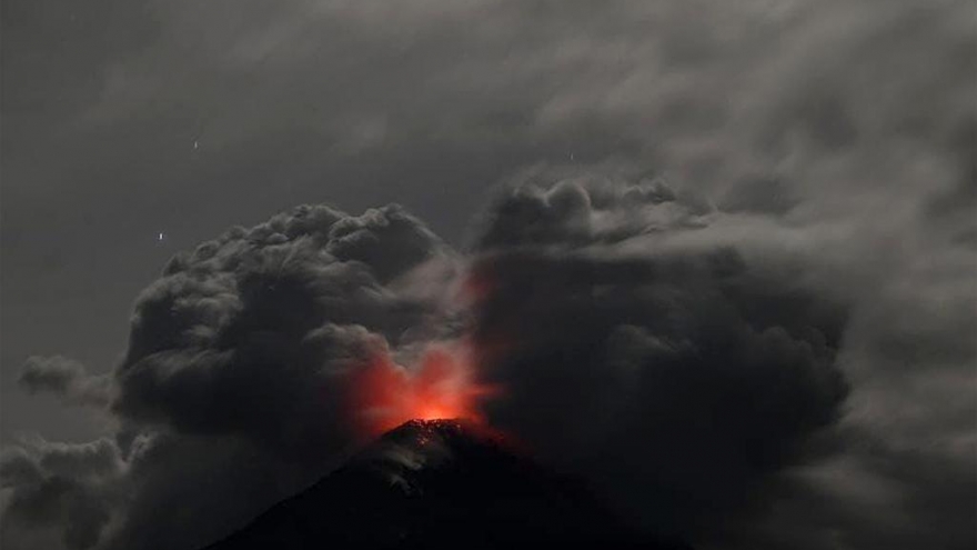 Núi lửa phun trào, Indonesia ban bố tình trạng khẩn cấp 14 ngày