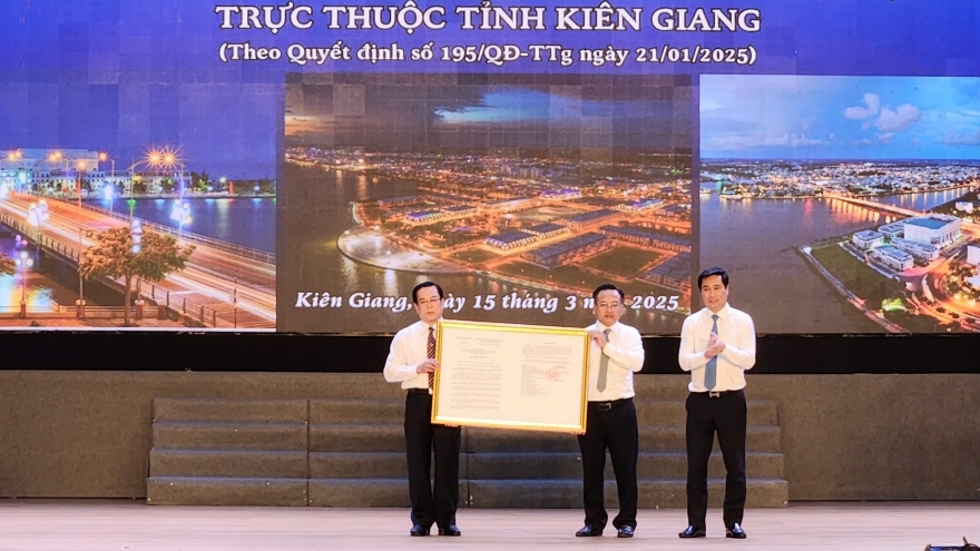 Kiên Giang: Trao quyết định thành phố Rạch Giá là đô thị loại I