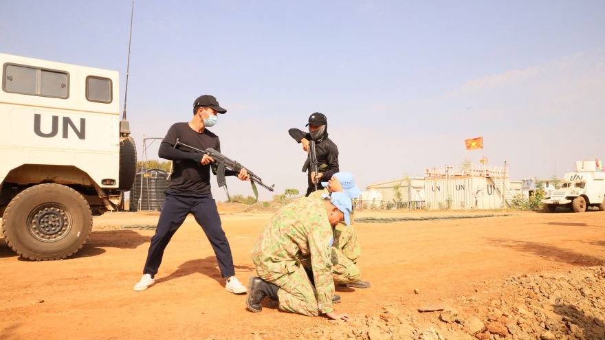 Xảy ra nhiều vụ cướp vũ trang, Đội Công binh Việt Nam luyện tập phương án xử trí