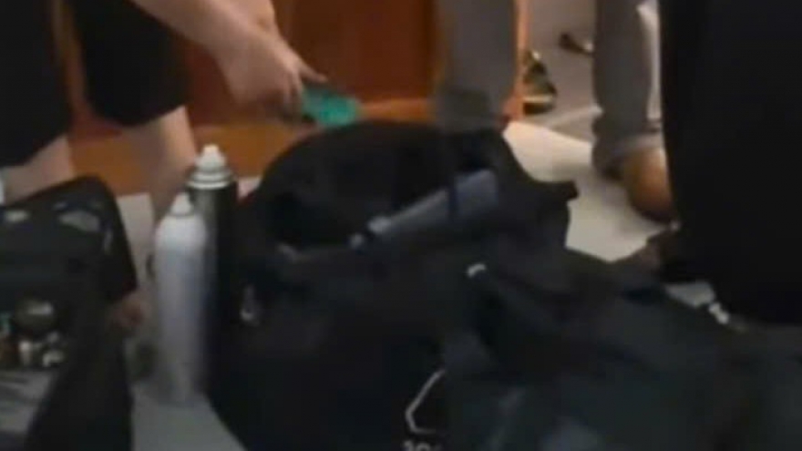 Tự ý kiểm tra hành lý của nhân viên trang điểm, 3 người phụ nữ bị xử phạt