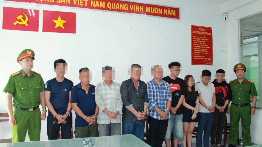 Bắt khẩn cấp nhóm người khiêng quan tài diễu phố