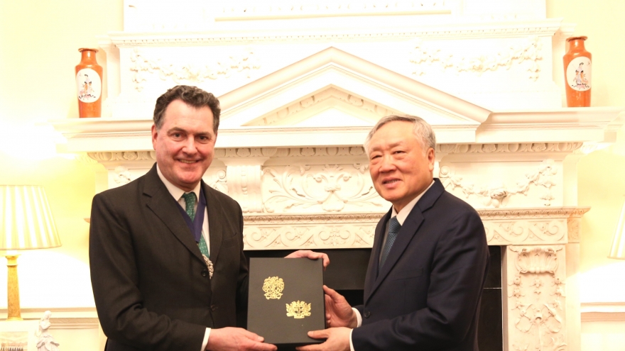 Phó Thủ tướng Nguyễn Hòa Bình làm việc với Phó Thị trưởng Trung tâm Tài chính London