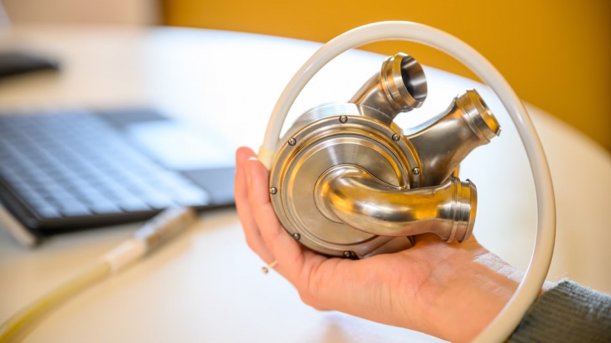 Người đàn ông đầu tiên trên thế giới sống với trái tim nhân tạo trong hơn 100 ngày