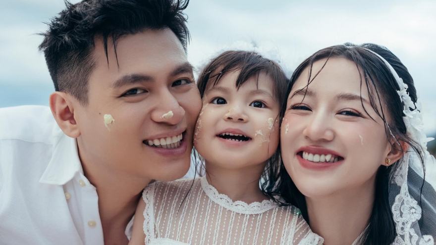 Ảnh cưới ngọt ngào của Salim bên chồng doanh nhân cùng con gái