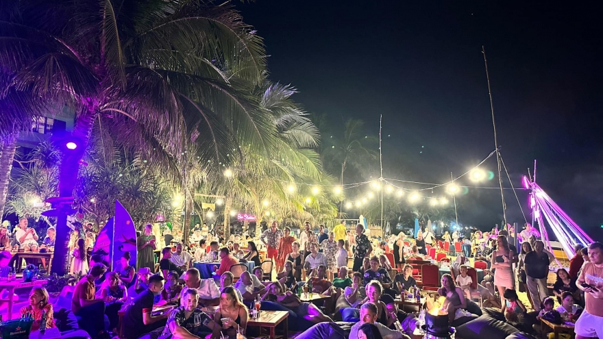 Phú Quốc bùng nổ du lịch: Du khách bạo chi, trải nghiệm đẳng cấp lên ngôi