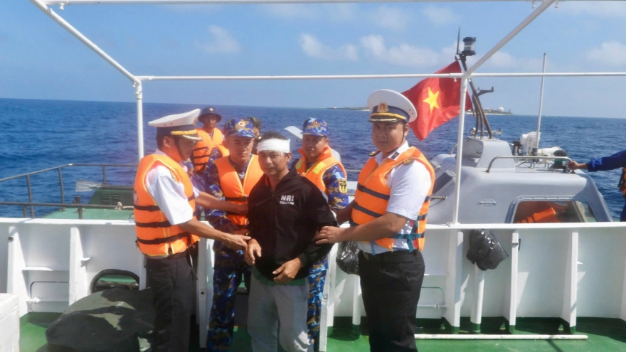 Vùng 4 Hải quân đưa ngư dân gặp nạn trên biển Trường Sa về đất liền an toàn