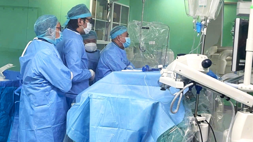 60 phút can thiệp cứu bệnh nhân chấn thương thận do té ngã