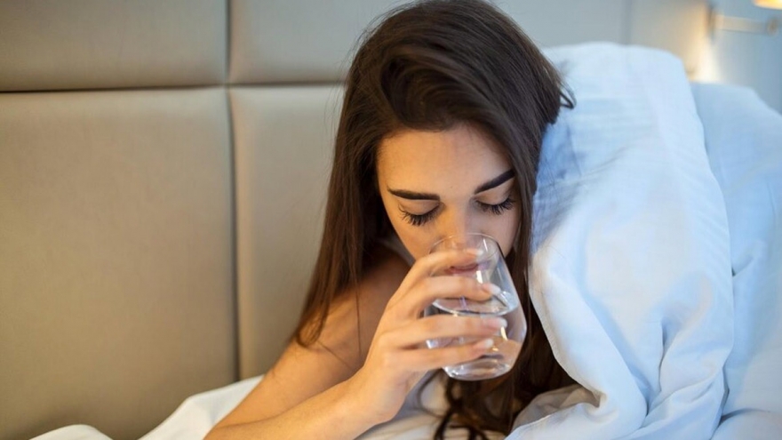 Thường xuyên thức giấc giữa đêm vì khát nước, coi chừng mắc những bệnh này
