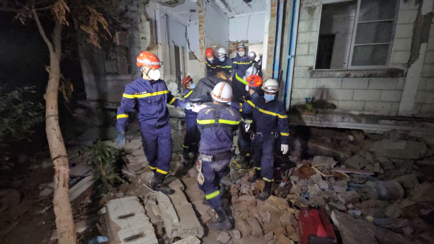 Đoàn cứu hộ của Bộ Công an tiếp cận nạn nhân đầu tiên tại Myanmar