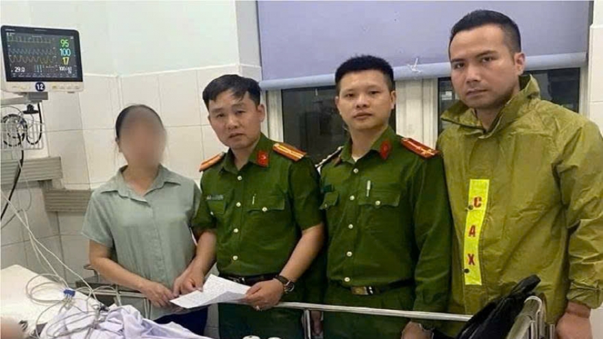 Cứu sống bé gái 15 tuổi nhảy xuống biển, nghi tự tử