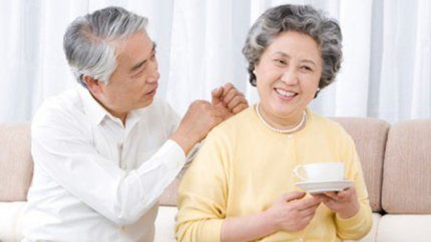 Tình già có vẫn còn hạnh phúc khi không còn "chuyện yêu"?