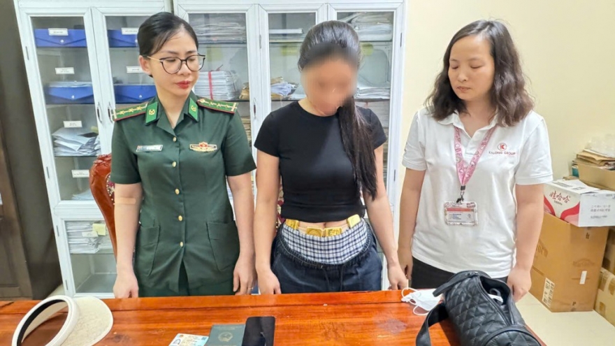 Người phụ nữ giấu 4kg vàng quanh người để đi xuyên biên giới