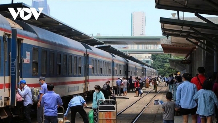 Gần đến 30/4, “cháy” vé máy bay nhiều chặng, tàu hỏa và xe khách dễ thở hơn