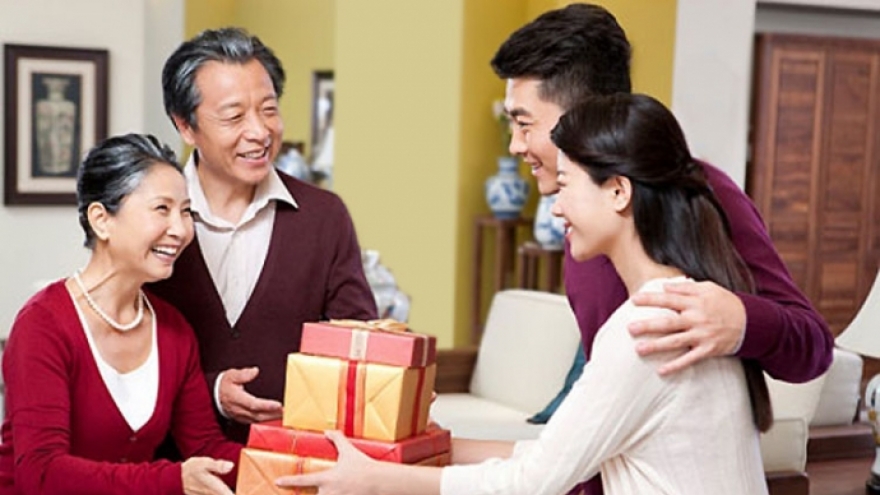 Anh trai vừa dẫn bạn gái về nhà ra mắt, bố mẹ tôi đã giục cưới vội vì lý do này