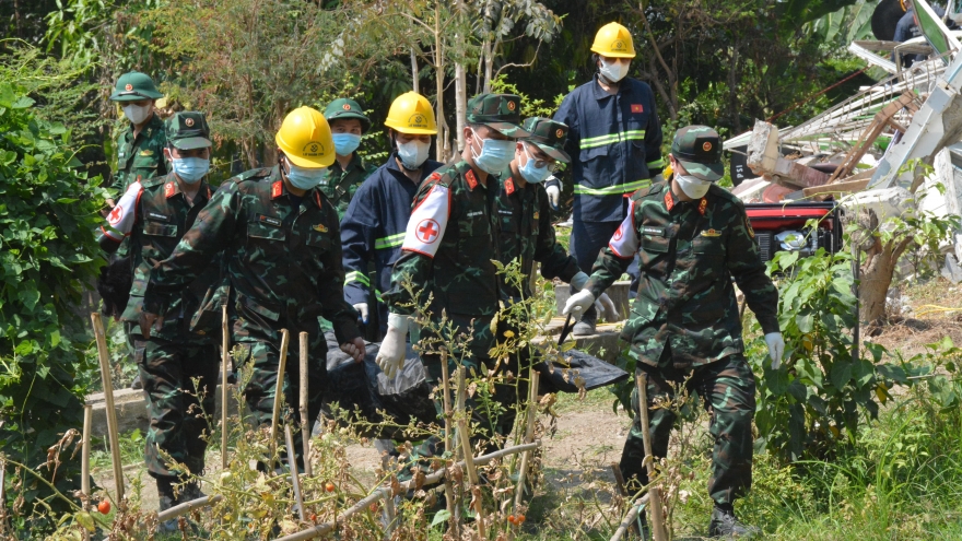 Bộ đội Việt Nam đưa thi thể một nạn nhân Myanmar ra khỏi tòa nhà bị sập