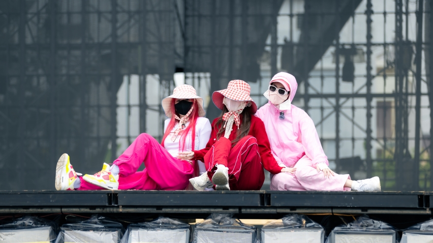 Trang Pháp, Lynk Lee...đội nắng 40 độ C tập luyện cho “Chị đẹp Concert”