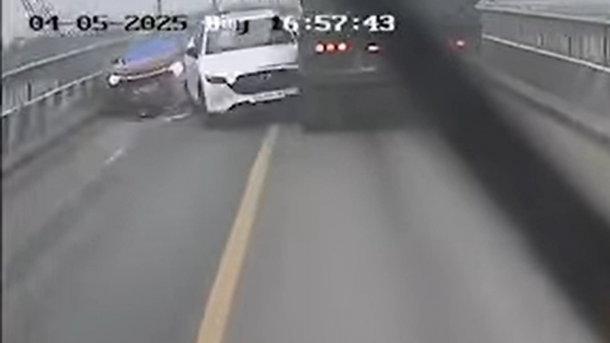 2 xe va chạm nhau trên cầu Gianh, Quốc lộ 1A qua Quảng Bình ách tắc nhiều giờ