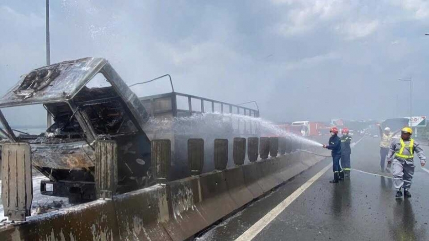 Xe tải cháy trơ khung trên cao tốc TP.HCM - Long Thành - Dầu Giây