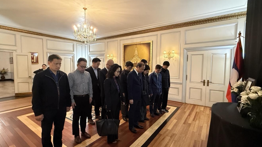 Đại sứ Việt Nam tại Hoa Kỳ Nguyễn Quốc Dũng viếng đồng chí Khamtay Siphandone