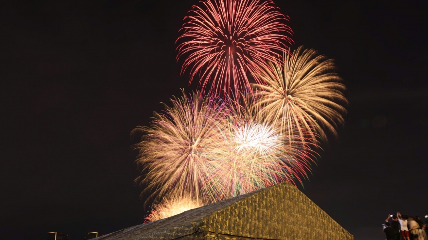 Mãn nhãn màn pháo hoa tầm cao rực rỡ trên bầu trời TP.HCM