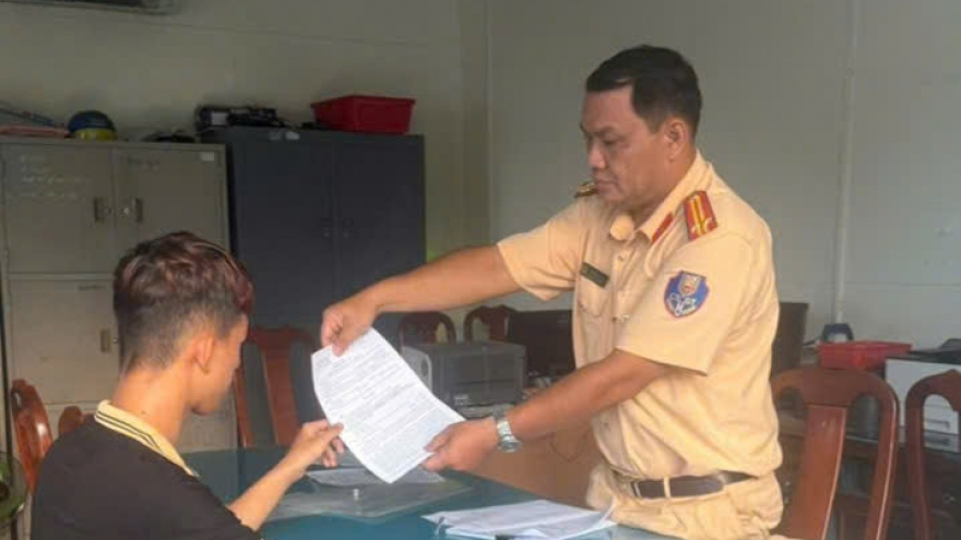 Tiền Giang: Xử phạt, tịch thu phương tiện tài xế điều khiển xe máy bằng chân