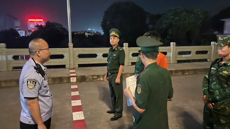 Biên phòng tỉnh Quảng Ninh cứu hộ ngư dân Trung Quốc trôi dạt trên sông Ka Long