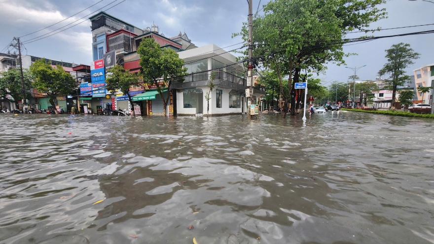 Mưa lớn gây ngập úng nhiều tuyến đường tại Điện Biên