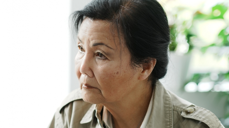 Đóng phim ở tuổi 88, nghệ sĩ Kiều Chinh truyền cảm hứng cho toàn bộ ê kíp