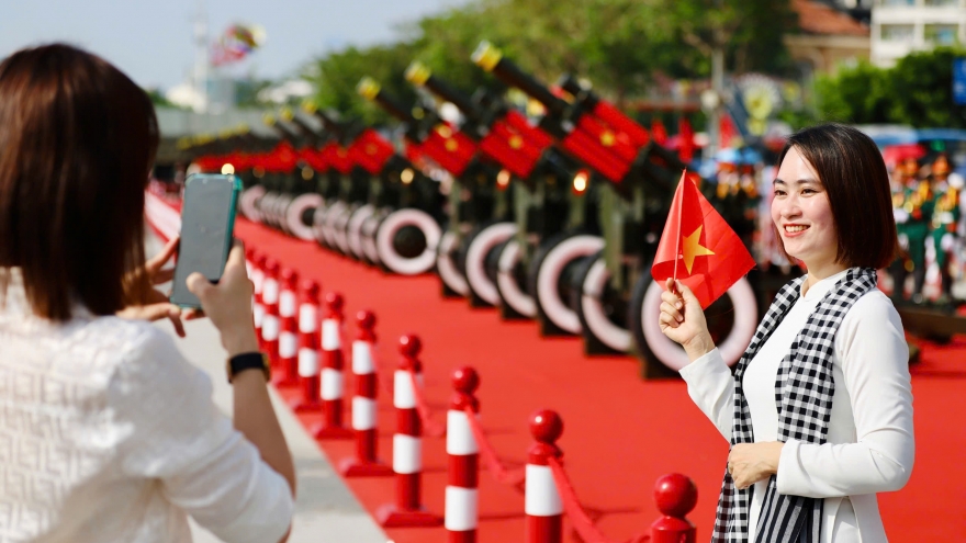 TP.HCM rực rỡ cờ hoa chào mừng đại lễ 30/4