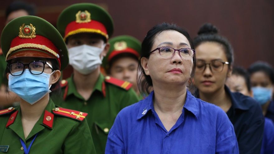 Phiên tòa xét xử bà Trương Mỹ Lan tạm dừng để làm rõ số tiền "khủng"