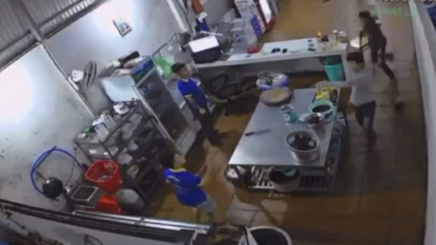 Nhóm thanh niên tấn công nhân viên quán nhậu khiến 1 người chết